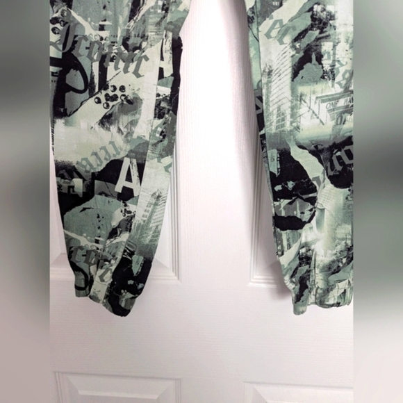Urban Kids (Size Medium) Unisex Camo Graphic Cargo Pants - Picture 3 of 12